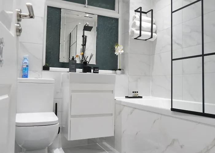 بيت للعطل Modernized Three Bedroom House Near Stadium, Attractions, Centre - Sky N Netflix - Convenient Transport *