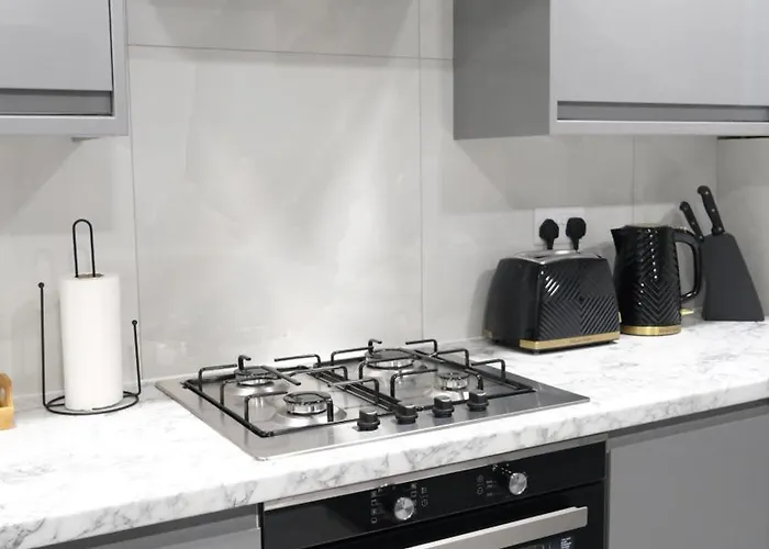 Modernized Three Bedroom House Near Stadium, Attractions, Centre - Sky N Netflix - Convenient Transport