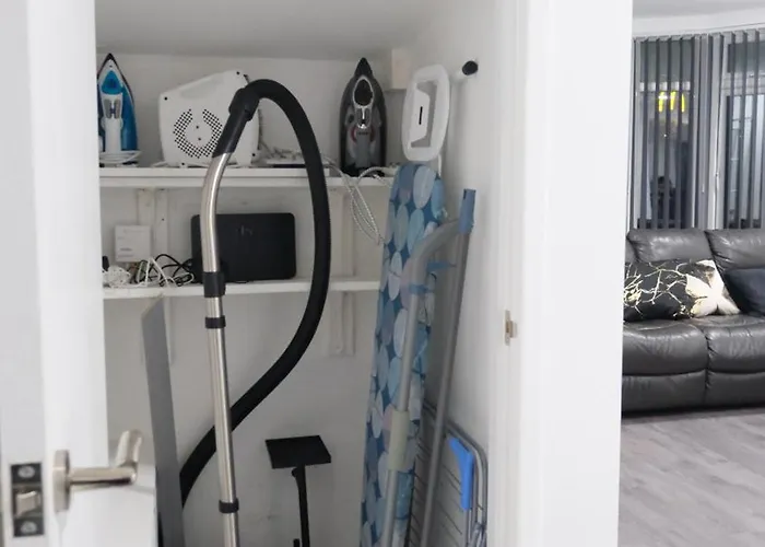 Modernized Three Bedroom House Near Stadium, Attractions, Centre - Sky N Netflix - Convenient Transport Сasa de vacaciones