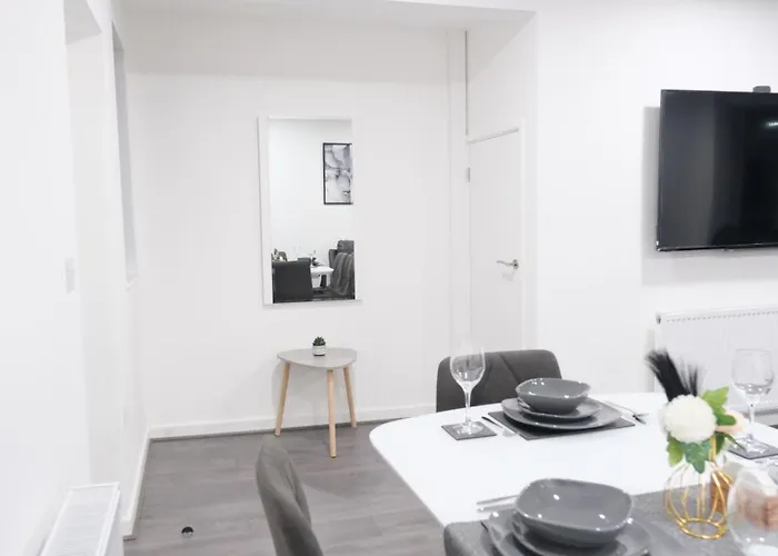 Сasa de vacaciones Modernized Three Bedroom House Near Stadium, Attractions, Centre - Sky N Netflix - Convenient Transport Mánchester