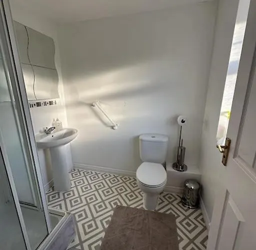 Spacious & Lovely 4 Bedroom In *