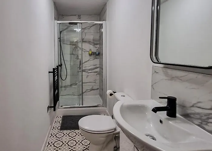 Delightful Spacious Haven With Large Driveway