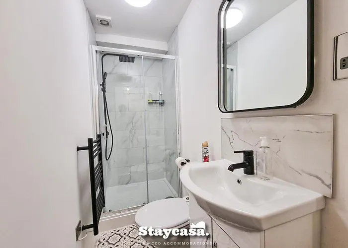 Delightful Spacious Haven With Large Driveway マンチェスター