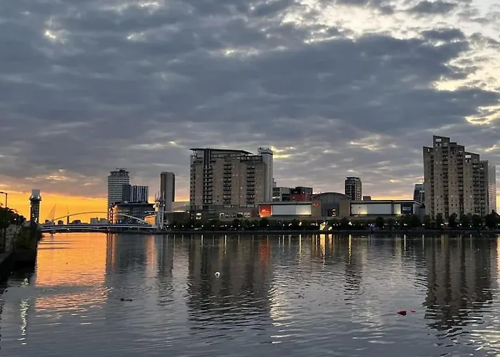 Conveniently Located One Bed In Old Trafford شقة