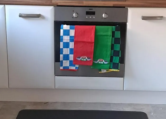 Tropical Sun Homes - Beautiful Spacious 3 Bed In A Serene Environment With Free Parking For 2 Cars Manchester