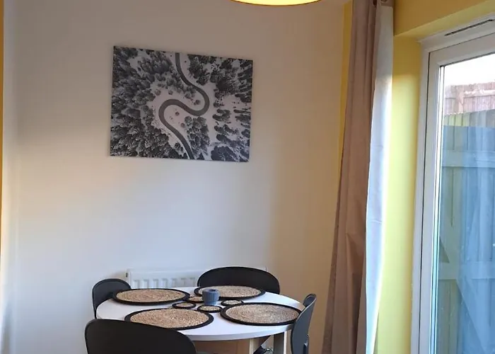 Tropical Sun Homes - Beautiful Spacious 3 Bed In A Serene Environment With Free Parking For 2 Cars *