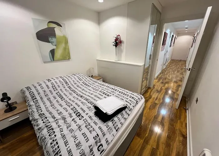 Spacious 2 Bedroom Flat Stunning Waterside View *