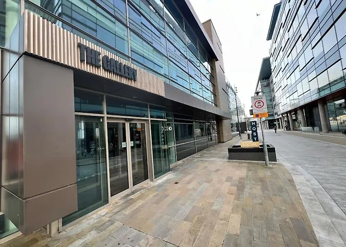 Spacious 2 Bedroom Flat Stunning Waterside View Apartament Manchester
