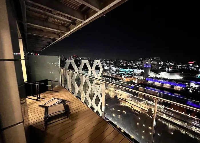 Spacious 2 Bedroom Flat Stunning Waterside View