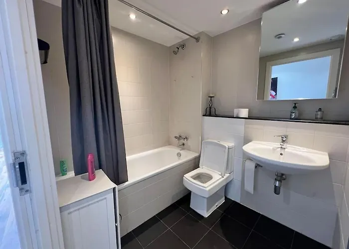 Spacious 2 Bedroom Flat Stunning Waterside View * 맨체스터