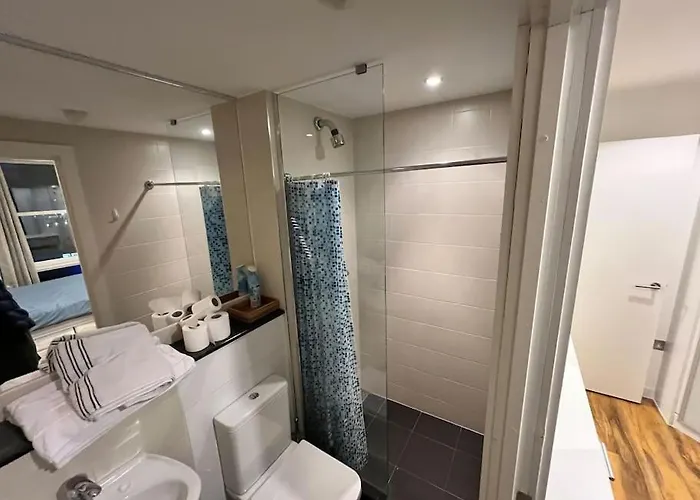 Spacious 2 Bedroom Flat Stunning Waterside View