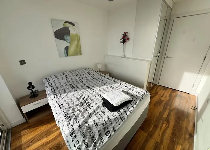 Spacious 2 Bedroom Flat Stunning Waterside View Apartament Manchester