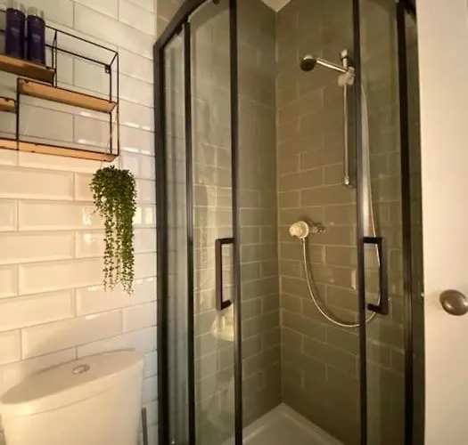 Didsbury Failte Apts - 3 Mins To The Christie's - Ground Floor - Free Parking 아파트