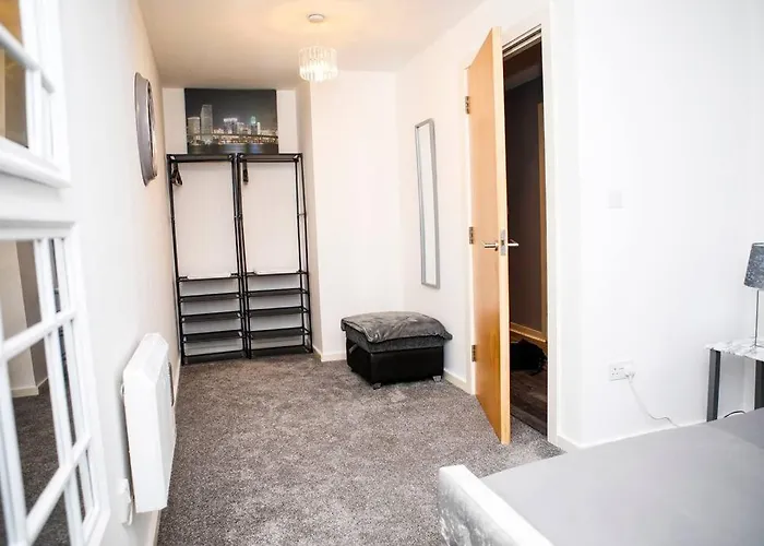 Stylish Two-bedroom Salford Quays *