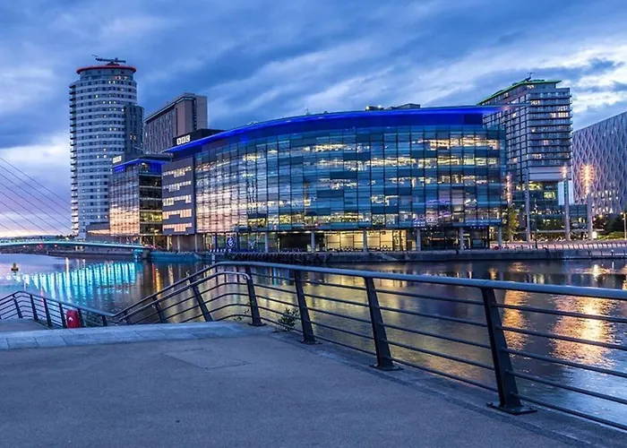 Stylish Two-bedroom Salford Quays