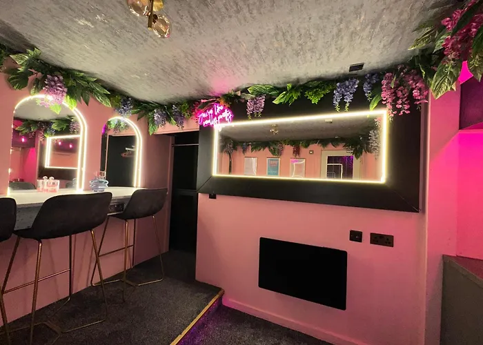 Manchester's Only Private Party For 12 With Makeup شقة فندقية 4*