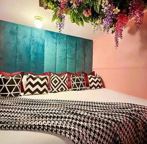 Manchester's Only Themed Slumber Party For 8 With Makeup Apartman *