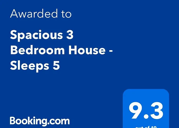 Spacious 3 Bedroom House - Sleeps 5 *