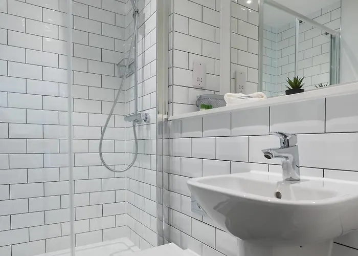 Morden 2 Bed - Old Trafford