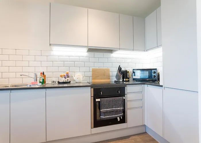 Morden 2 Bed - Old Trafford Апартаменты