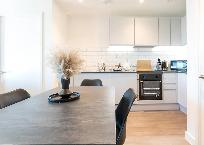 Morden 2 Bed - Old Trafford Апартаменты *