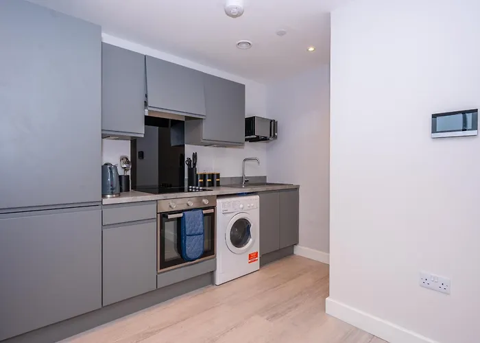 Cosy 1 Bed - Perfect For Long By Valore Services *