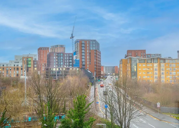 Cosy 1 Bed - Perfect For Long By Valore Services * Manchester