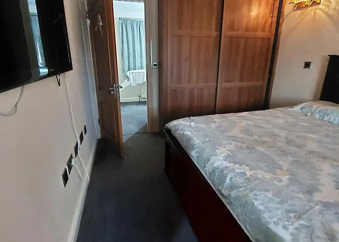 Daire Dobcross Close Manchester