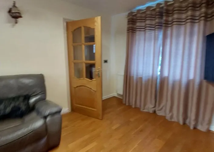 Daire Dobcross Close