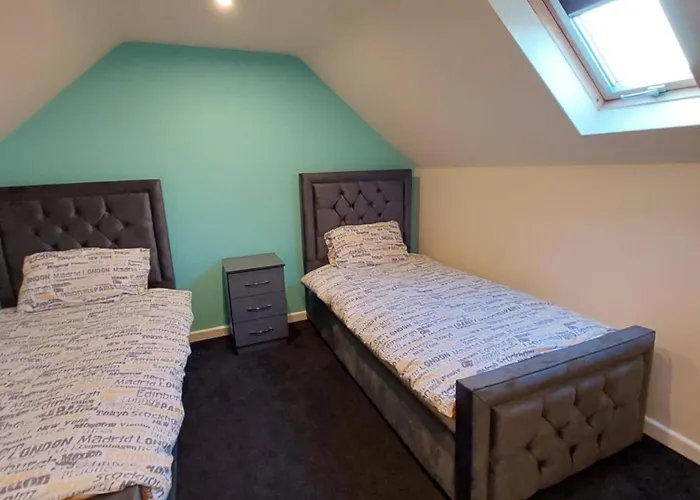 Dobcross Close * Manchester