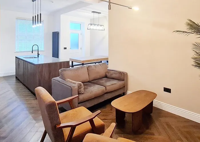 Stunning Luxury Spacious - 5 Bedrooms - Rest & Recharge In 펜션 *