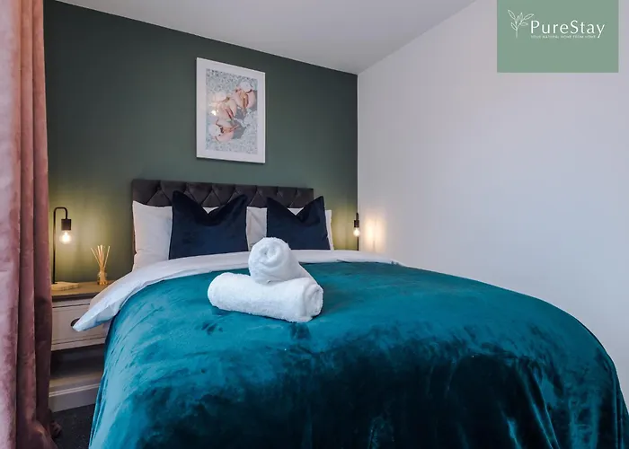Modern 5 Bedroom House In By Purestay - Short With Service & Free Parking Mánchester