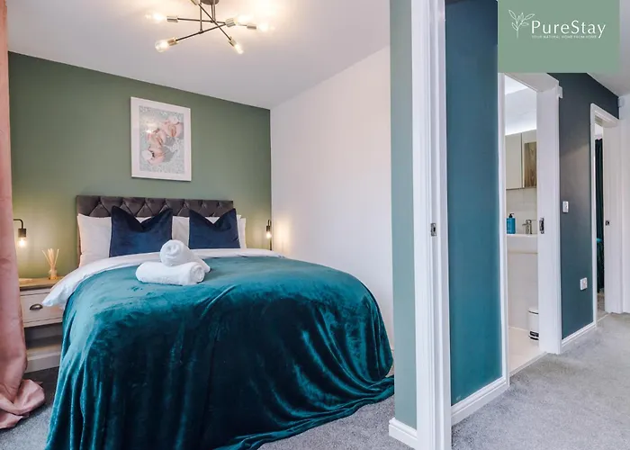 Modern 5 Bedroom House In By Purestay - Short With Service & Free Parking Mánchester
