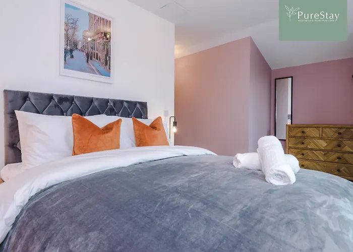 Modern 5 Bedroom House In By Purestay - Short With Service & Free Parking Nyaraló