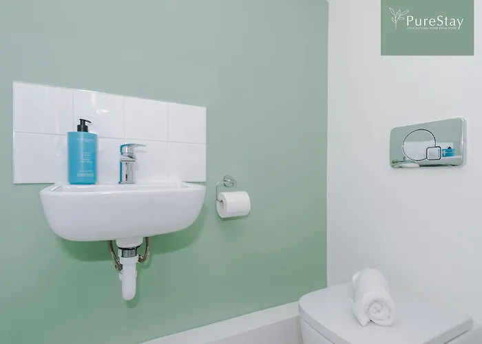 Modern 5 Bedroom House In By Purestay - Short With Service & Free Parking Nyaraló