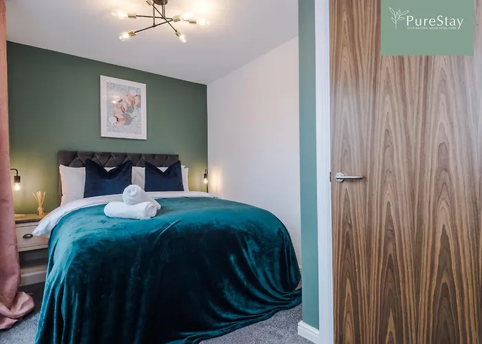 Nyaraló Modern 5 Bedroom House In By Purestay - Short With Service & Free Parking *