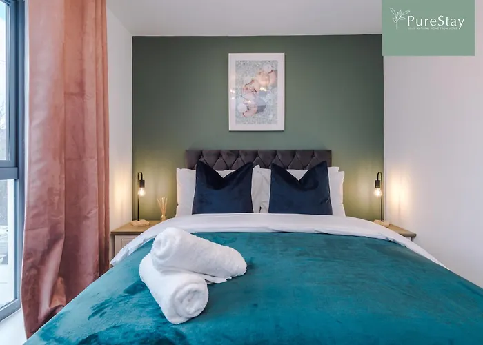 Modern 5 Bedroom House In By Purestay - Short With Service & Free Parking Nyaraló *