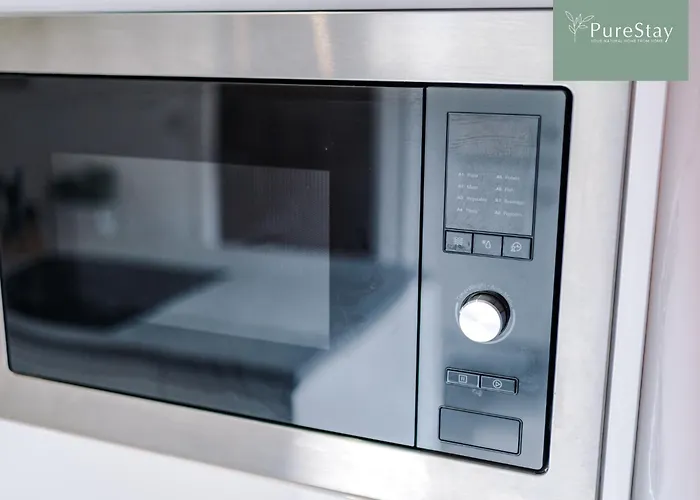 Modern 5 Bedroom House In By Purestay - Short With Service & Free Parking