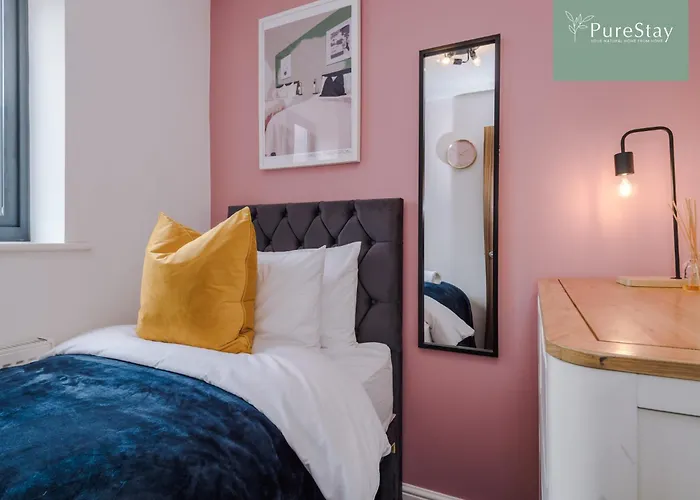 Modern 5 Bedroom House In By Purestay - Short With Service & Free Parking * Mánchester