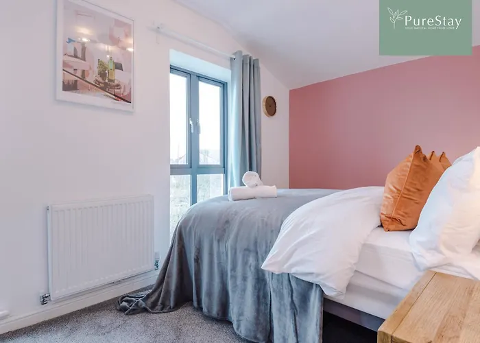 Modern 5 Bedroom House In By Purestay - Short With Service & Free Parking *