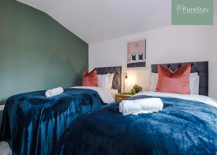 Modern 5 Bedroom House In By Purestay - Short With Service & Free Parking