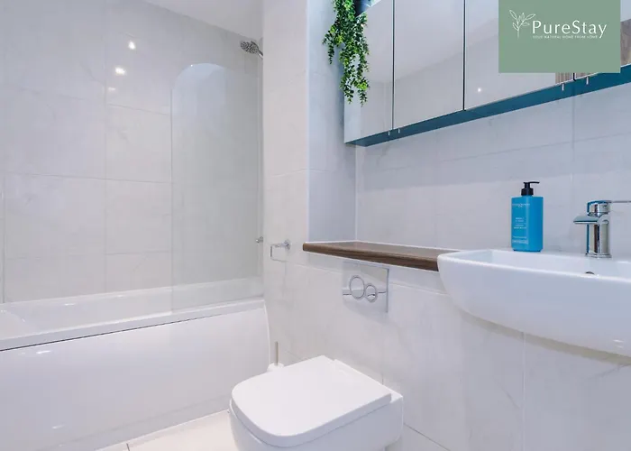 Modern 5 Bedroom House In By Purestay - Short With Service & Free Parking Nyaraló