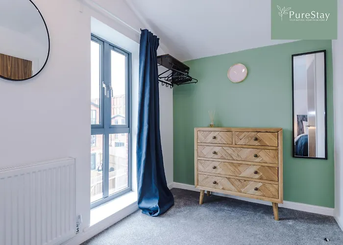 Modern 5 Bedroom House In By Purestay - Short With Service & Free Parking * Mánchester