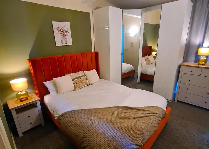 3 Bed House Etihad Stadium, Coop Live Private Parking With Optional Hot Tub *