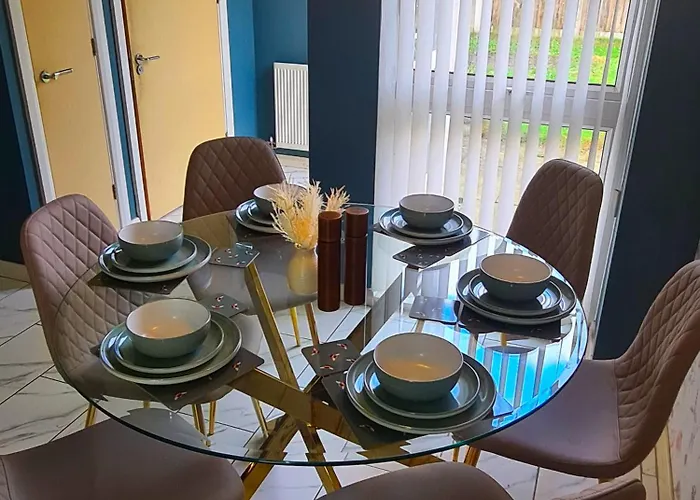 3 Bed House Etihad Stadium, Coop Live Private Parking With Optional Hot Tub