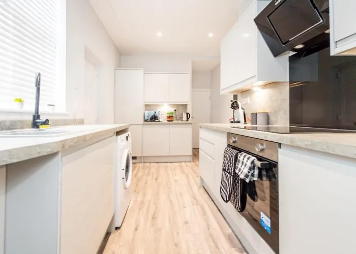 Hassle-free & Handsome Brand-new 3-bed مانشستر