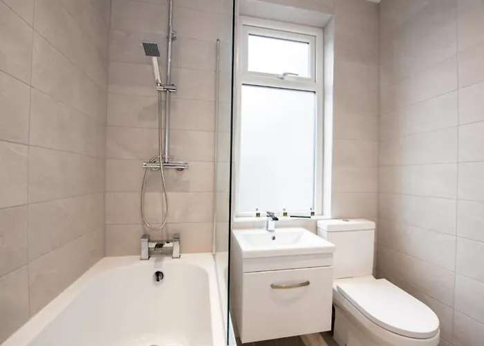 Hassle-free & Handsome Brand-new 3-bed مانشستر