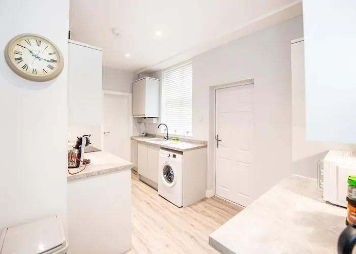 Hassle-free & Handsome Brand-new 3-bed * Manchester