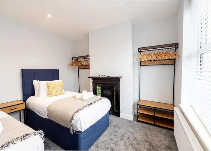 Hassle-free & Handsome Brand-new 3-bed مانشستر