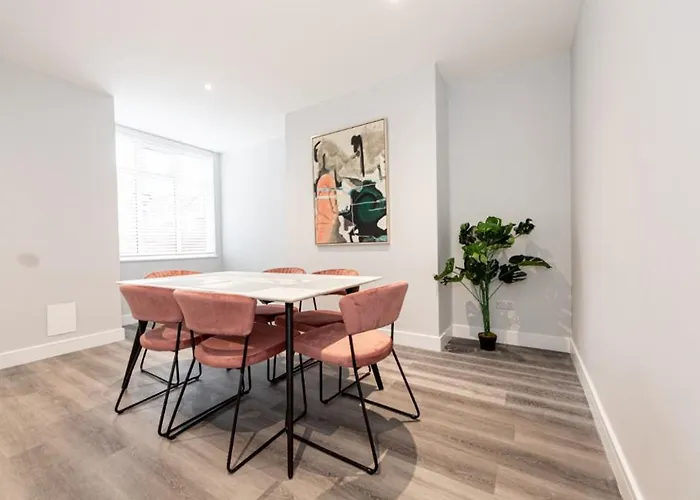 Hassle-free & Handsome Brand-new 3-bed مانشستر